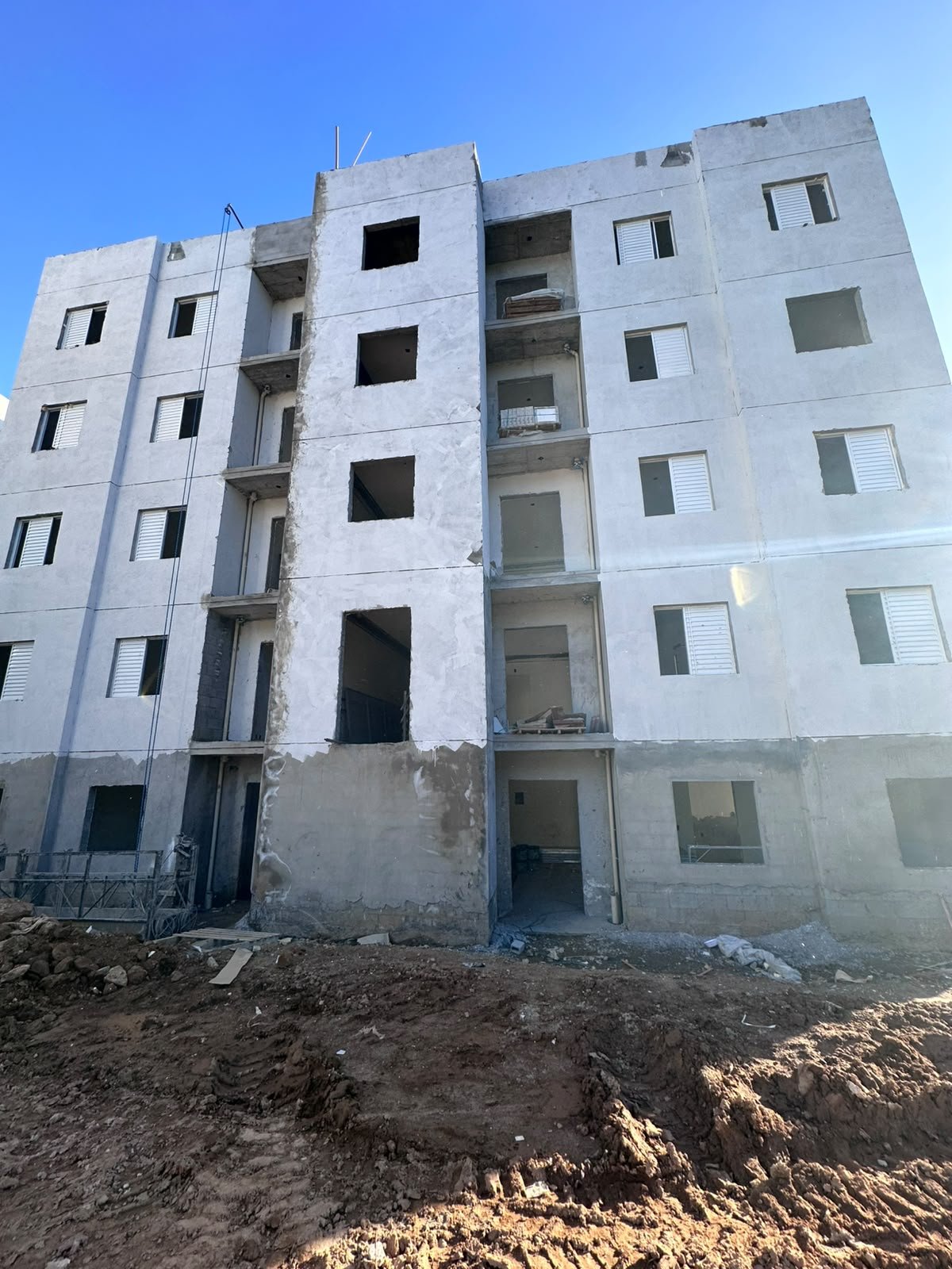 Obra MCMV Itapevi — instalação de esquadrias, torre em andamento