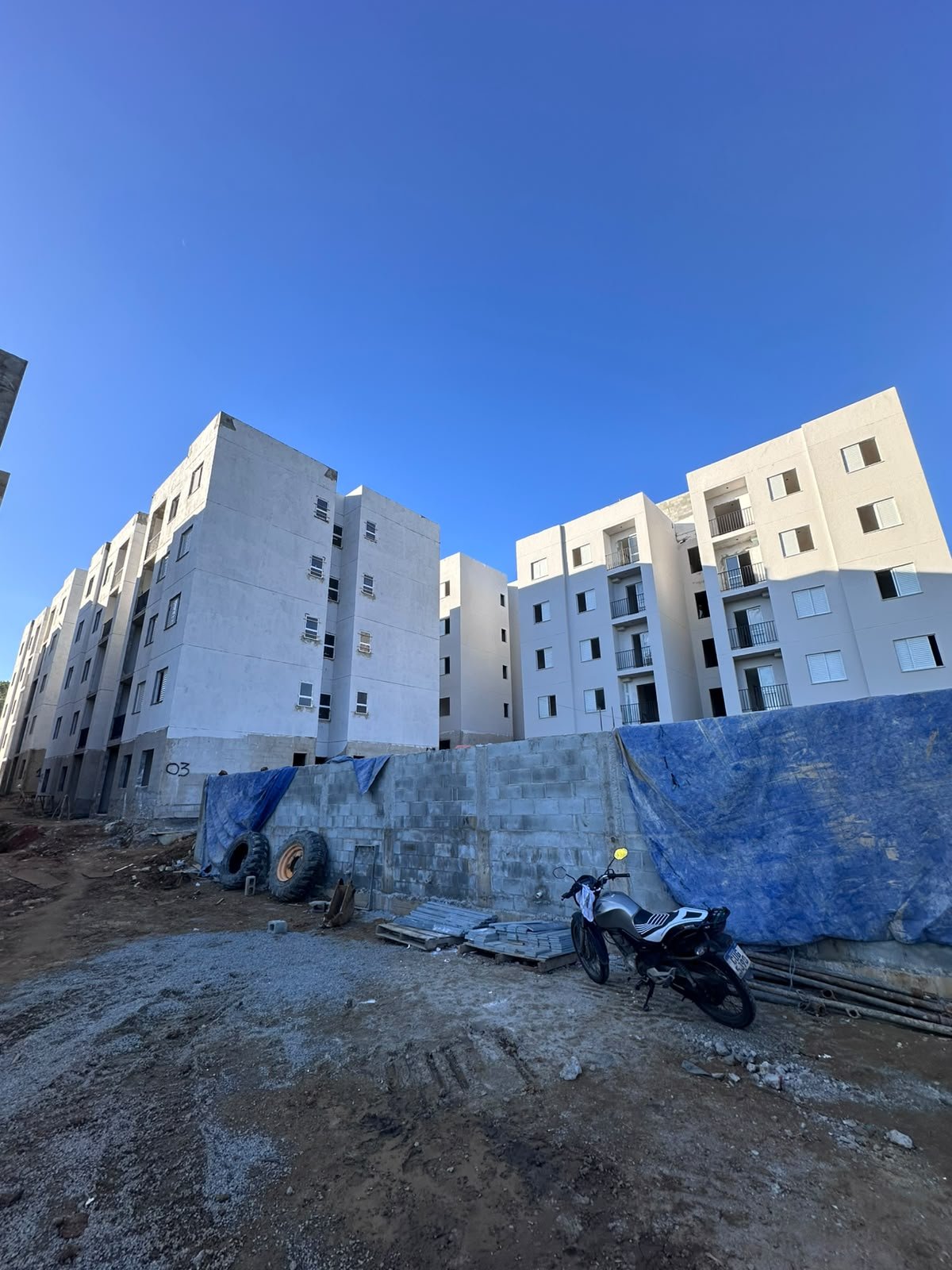 Obra MCMV Itapevi — instalação de esquadrias
