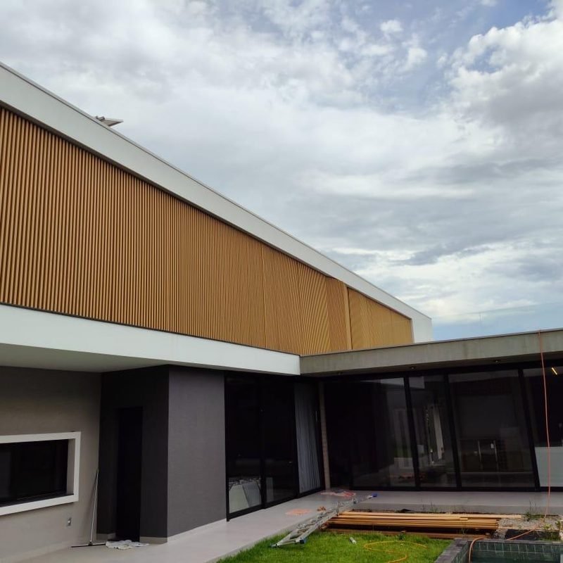 Brise de alumínio em fachada residencial