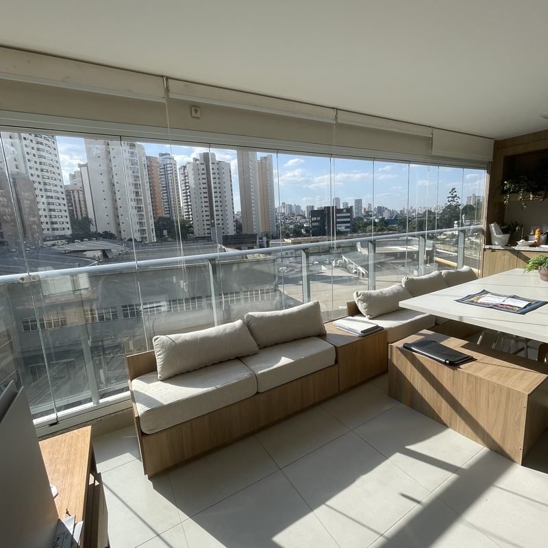 Envidraçamento de sacada — projeto residencial