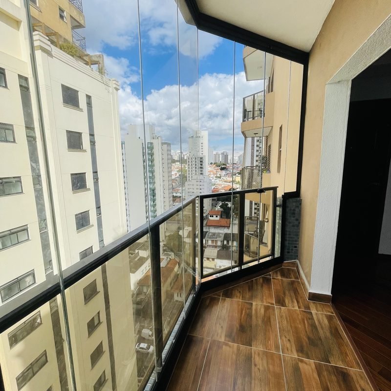 Envidraçamento de sacada — projeto residencial