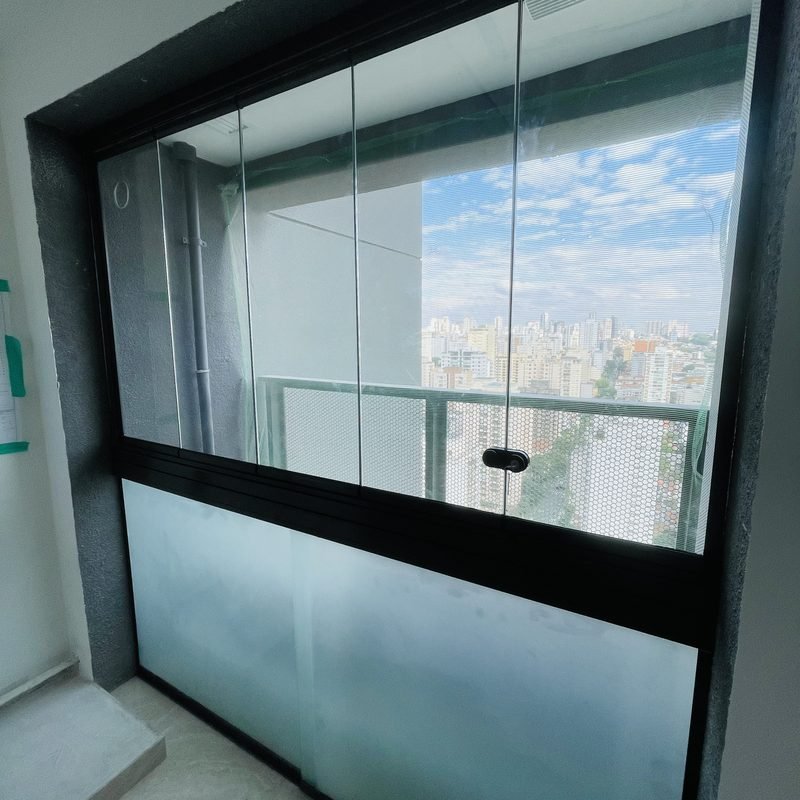 Envidraçamento de sacada — projeto residencial