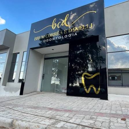 Fachada em ACM e ripado de alumínio — projeto residencial