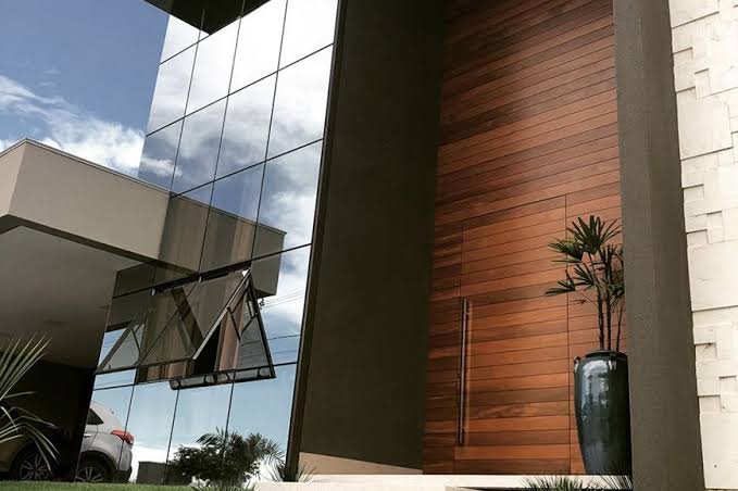 Fachada em pele de vidro — projeto residencial