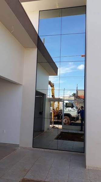Fachada em pele de vidro — projeto residencial