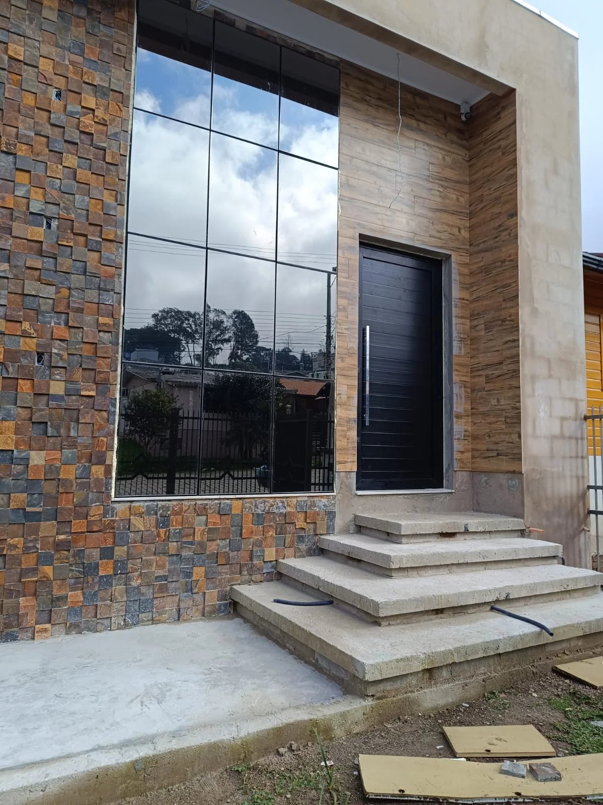 Fachada em pele de vidro — projeto residencial