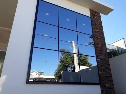 Fachada em pele de vidro — projeto residencial