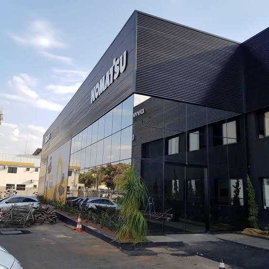 Fachada em pele de vidro — projeto residencial