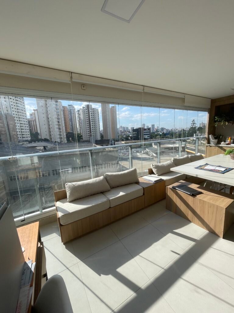 Envidraçamento de sacada em apartamento em São Paulo